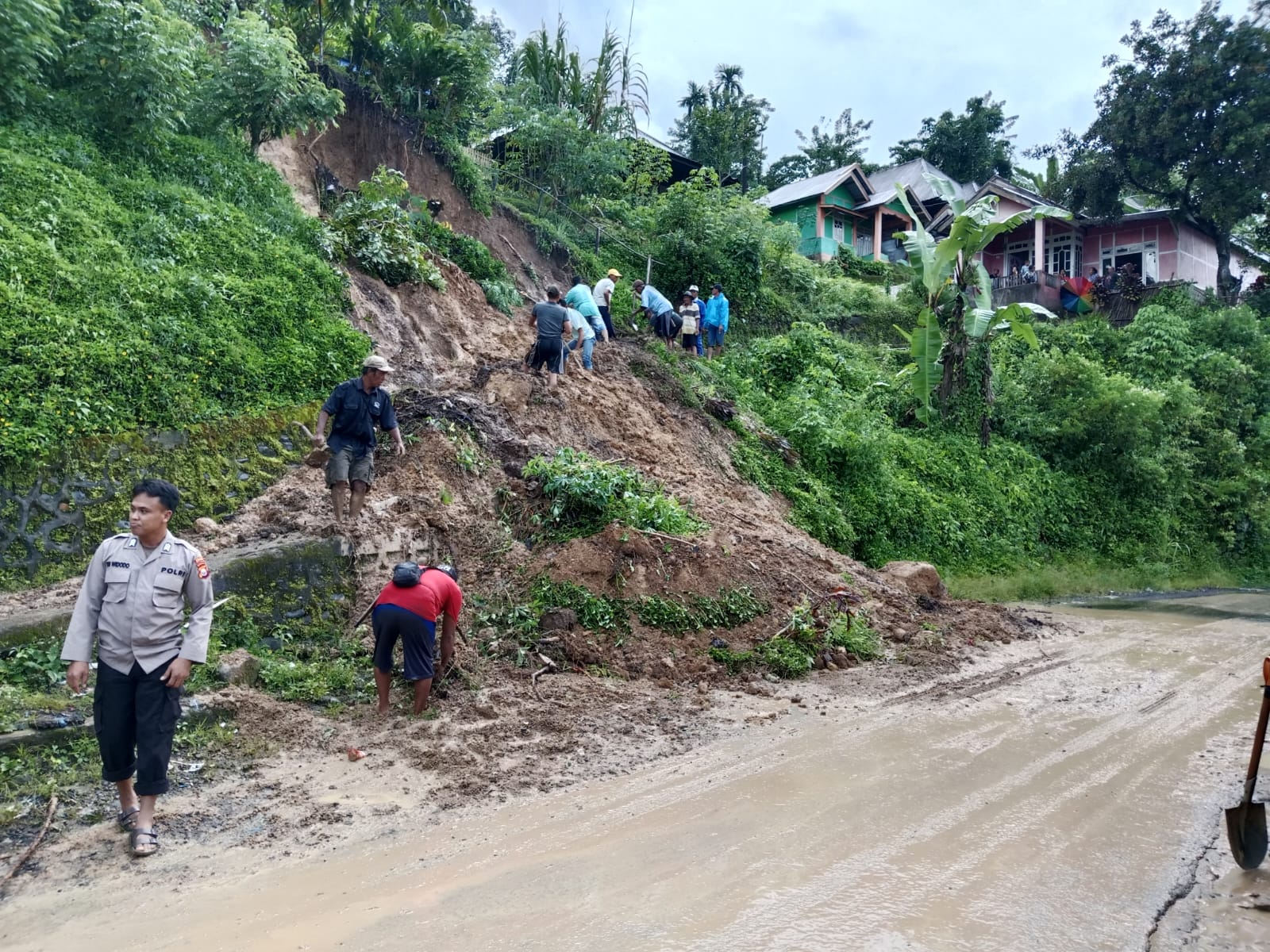 Rumah Warga Desa Kutai Donok Tertimpa Longsor, Dapur Alami Kerusakan