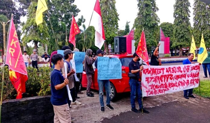 Skandal SPPD Fiktif, Komunikasi Geruduk Kejari Bengkulu Utara (1) Skandal SPPD Fiktif, Komunikasi Geruduk Kejari Bengkulu Utara