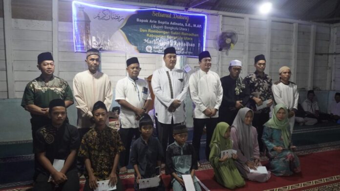 Bersama Bupati, Ketua DPRD Bengkulu Utara Serahkan Bantuan Uang Tunai dan Wakaf Al-Qur’an 
