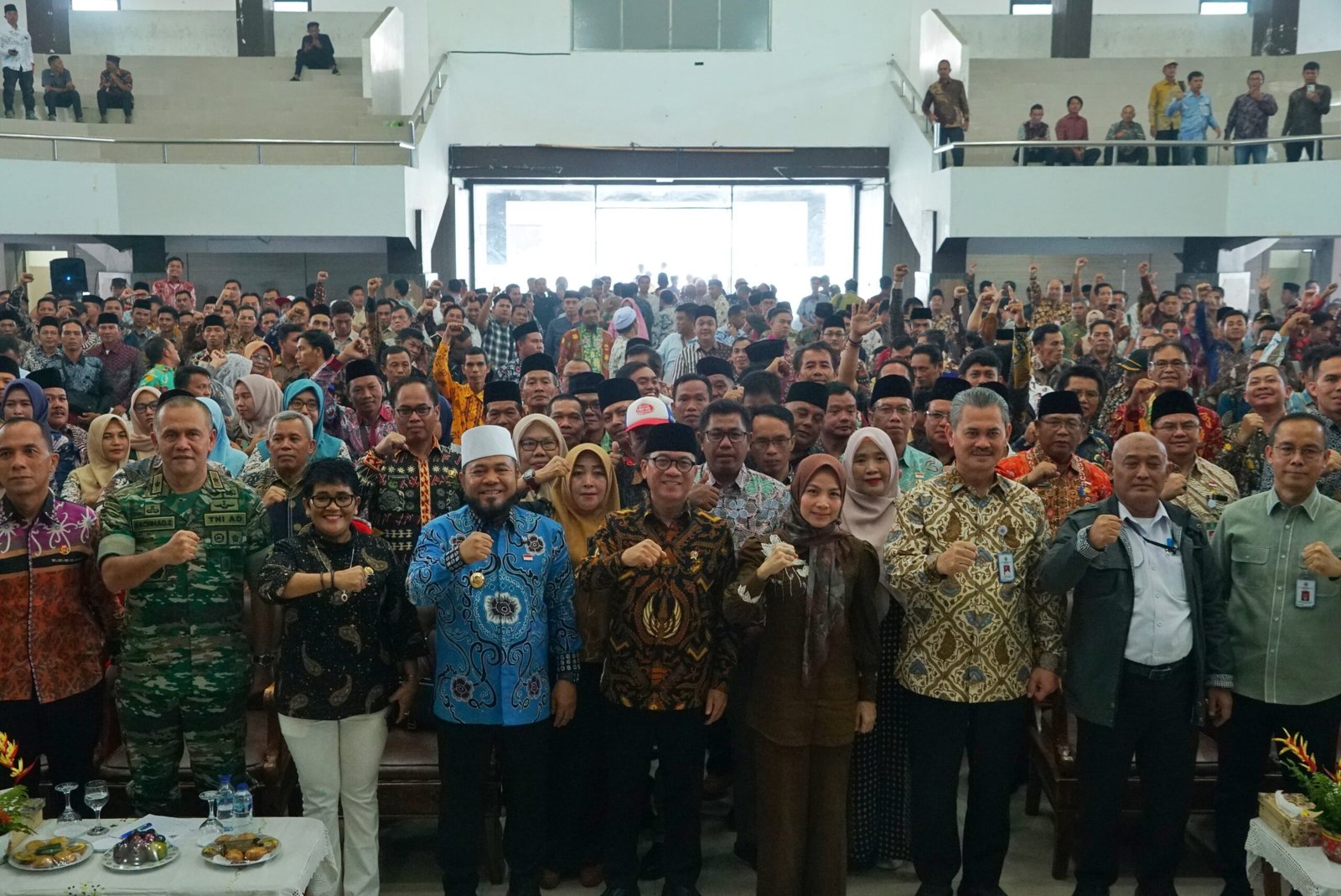Photo Bersama Mendes PDT RI Yandri Susanto dengan Gubernur Bengkulu dan Kepala Desa se-provinsi Bengkulu