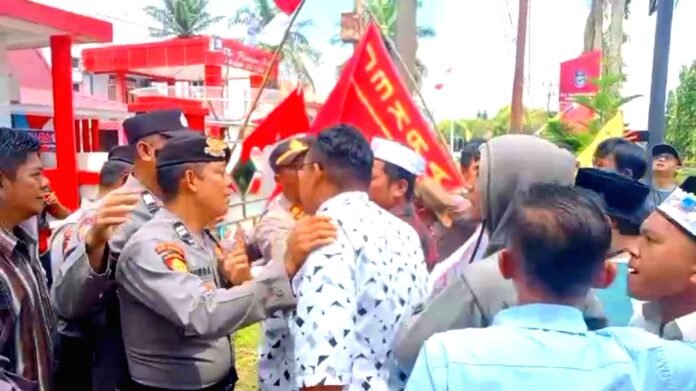 Dewan Usir Pendemo, Aksi di DPRD Bengkulu Utara Berakhir Ricuh Dewan Usir Pendemo, Aksi di DPRD Bengkulu Utara Berakhir Ricuh