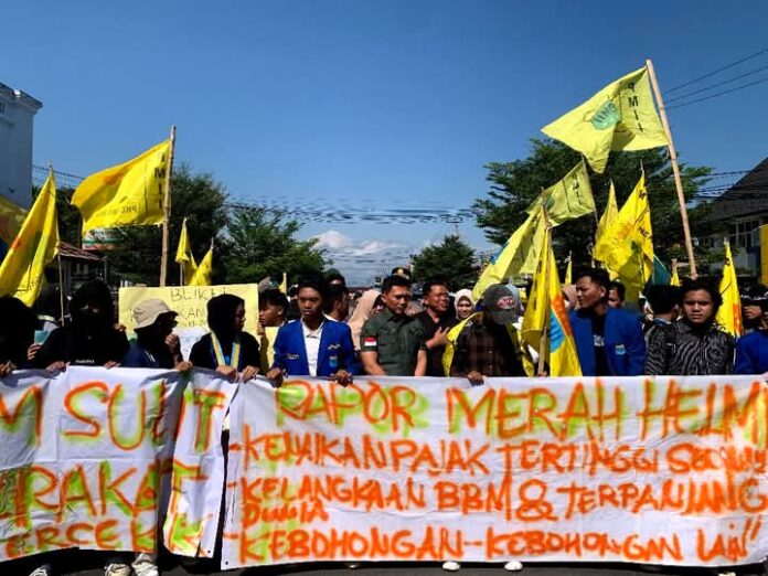Foto: Aksi demonstrasi PMII Bengkulu bertajuk Rapor Merah Helmi Hasan (28/05/25) lalu