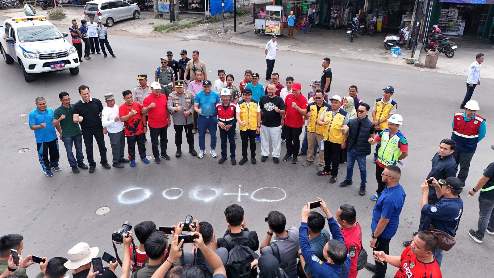 Bersama Bupati, Ketua DPRD BU Resmikan Pembangunan Jalan sekitar Pasar Purwodadi