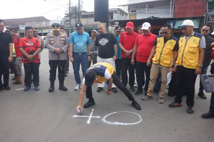 Bersama Bupati, Ketua DPRD BU Resmikan Pembangunan Jalan sekitar Pasar Purwodadi