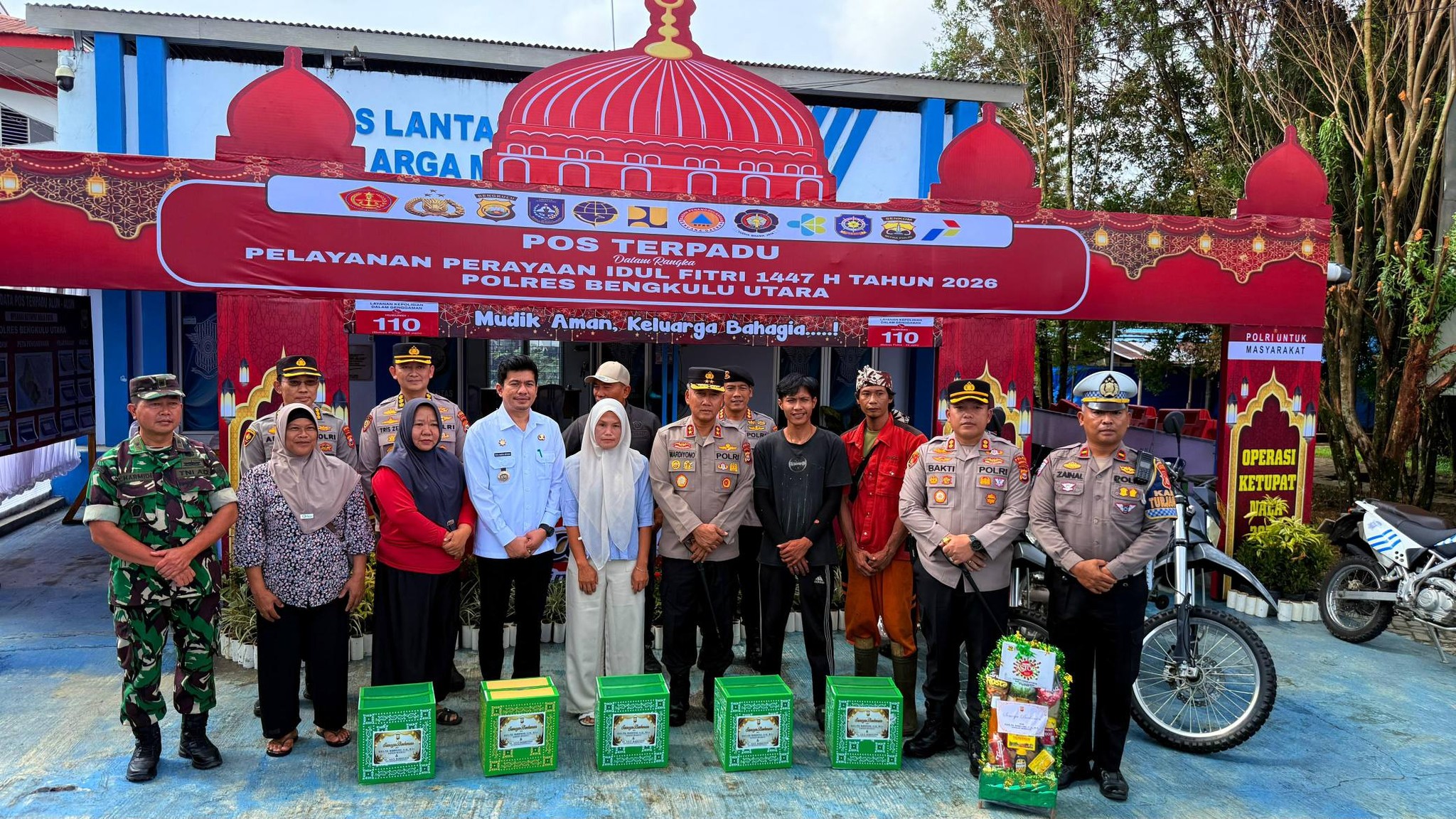 Bupati Arie Dampingi Kapolda Bengkulu Bedah Rumah