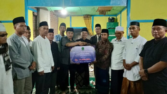 Safari Ramadhan Pemkab Lebong Berakhir di Topos, Bupati Azhari Serahkan Bantuan untuk Masjid dan Masyarakat