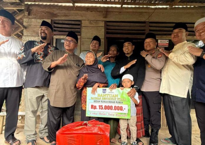 Ketua DPRD dan Pemkab Bengkulu Utara Salurkan Bantuan Bedah Rumah untuk Lansia