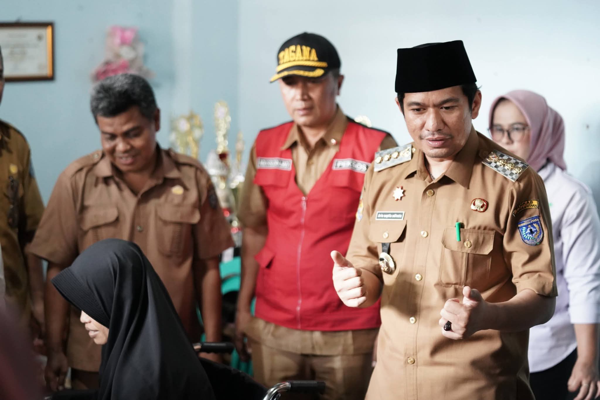 Bupati Bengkulu Utara Serahkan Bantuan untuk Warga Penderita Kanker