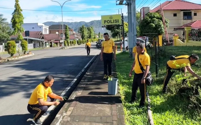Personel Polres Lebong Bersihkan Mako dan Benahi Area Pelayanan Publik
