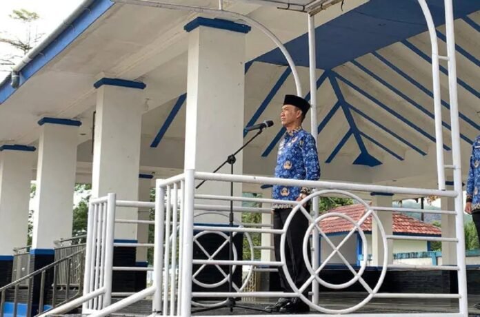 Wabup Lebong Pimpin Apel Gabungan, Tekankan Disiplin dan Peningkatan Pelayanan Publik Wabup Lebong Pimpin Apel Gabungan, Tekankan Disiplin dan Peningkatan Pelayanan Publik