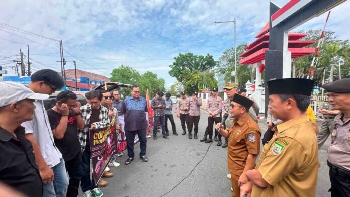Terbelit Tiga Perkara, Gubernur Helmi Hasan Didesak Copot Kadis PU Terbelit Tiga Perkara, Gubernur Helmi Hasan Didesak Copot Kadis PU