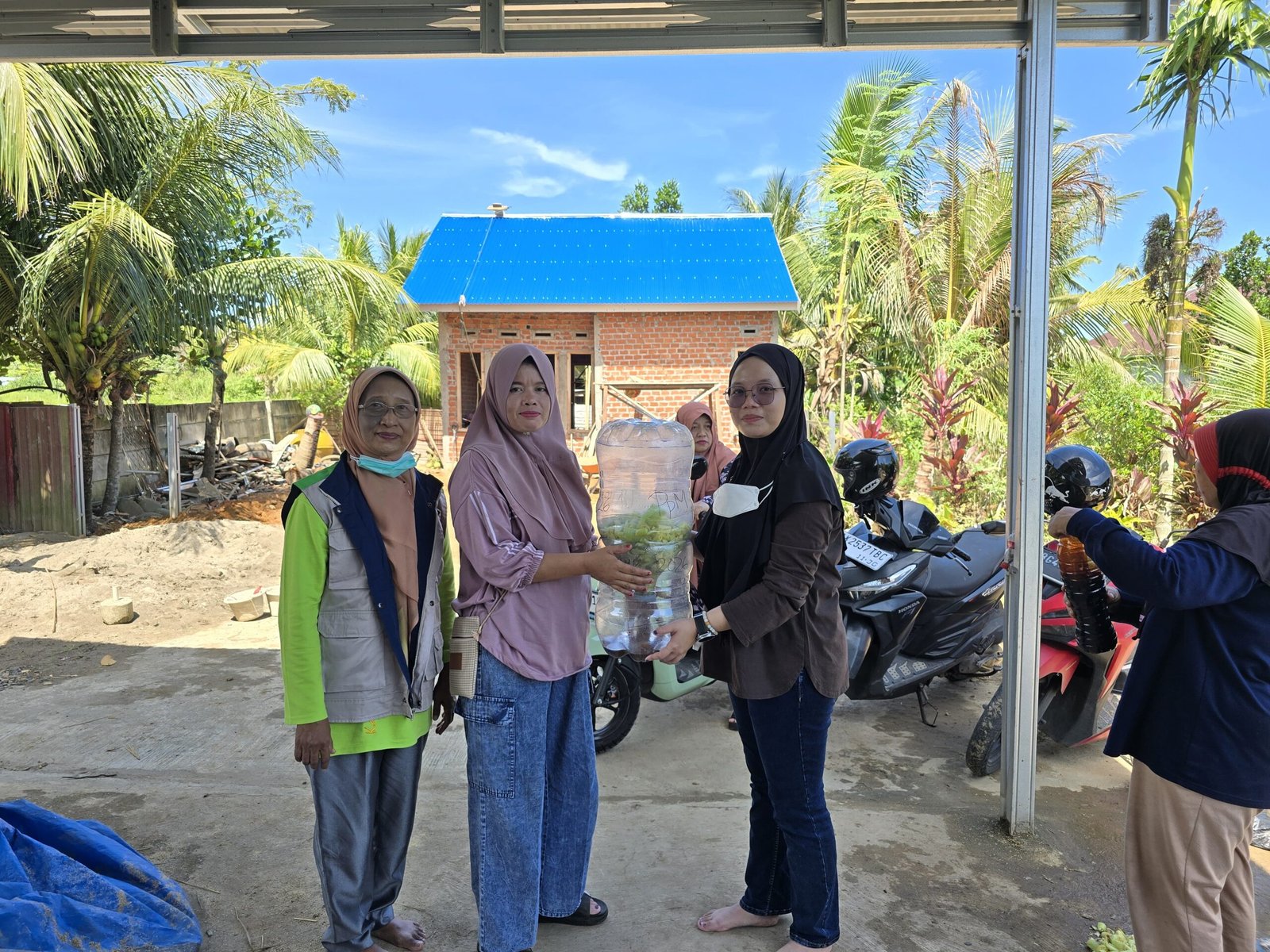 Dosen Agroekoteknologi UNIB Ajari Ibu-Ibu Mengolah Limbah Rumah Tangga