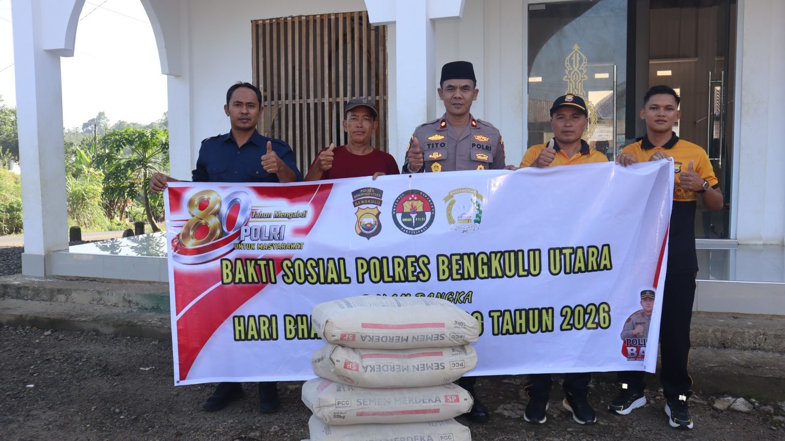 Polres Bengkulu Utara Gelar Bakti Religi: Bersihkan Tempat Ibadah dan Salurkan Bantuan Semen