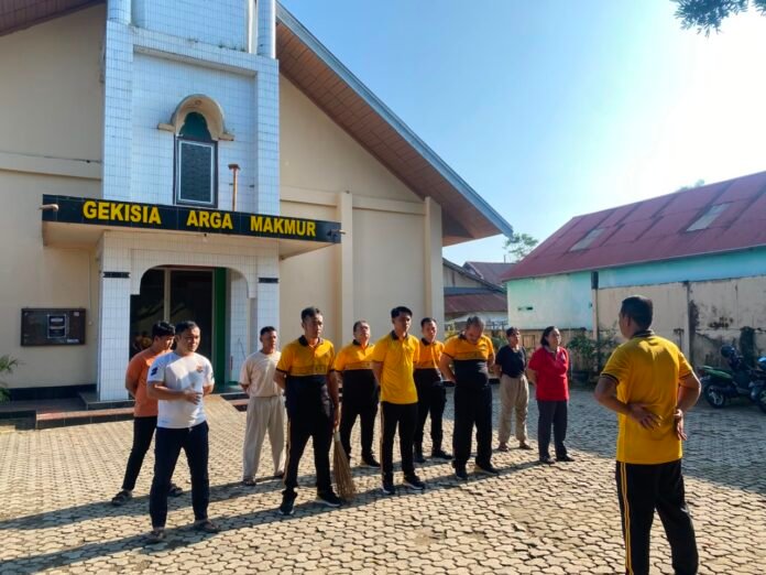 Polres Bengkulu Utara Gelar Bakti Religi: Bersihkan Tempat Ibadah dan Salurkan Bantuan Semen