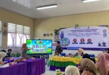 Perkuat Pembelajaran Membaca, Dosen dan Mahasiswa FKIP UNIB Hadirkan MOBACA dan SIMECA Tim memperkenalkan aplikasi MOBACA kepada guru peserta pelatihan