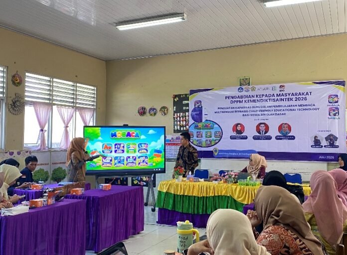 Tim memperkenalkan aplikasi MOBACA kepada guru peserta pelatihan Tim memperkenalkan aplikasi MOBACA kepada guru peserta pelatihan