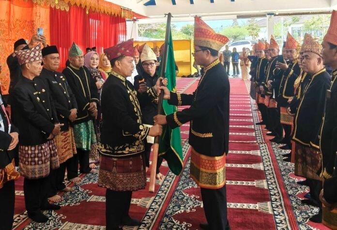 Bupati Lebong Lantik Pengurus BMA, Perkuat Peran Adat dalam Menjaga Keharmonisan Masyarakat Bupati Lebong Lantik Pengurus BMA, Perkuat Peran Adat dalam Menjaga Keharmonisan Masyarakat