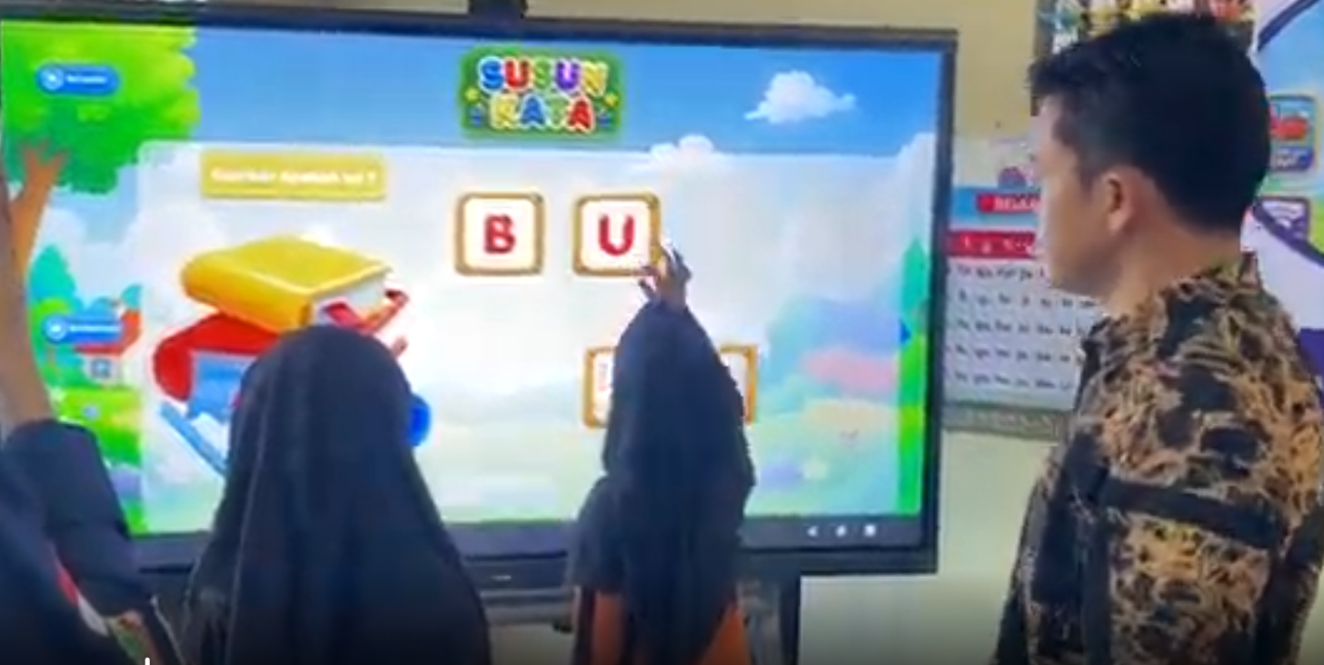 Siswa melakukan uji coba aplikasi MOBACA dengan didampingi oleh guru dan tim pengabdian