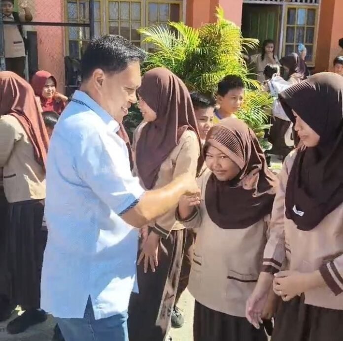 Bupati Lebong Kunjungi SDN 22 Pasca Banjir Bandang, Beri Dukungan kepada Korban Bupati Lebong Kunjungi SDN 22 Pasca Banjir Bandang, Beri Dukungan kepada Korban