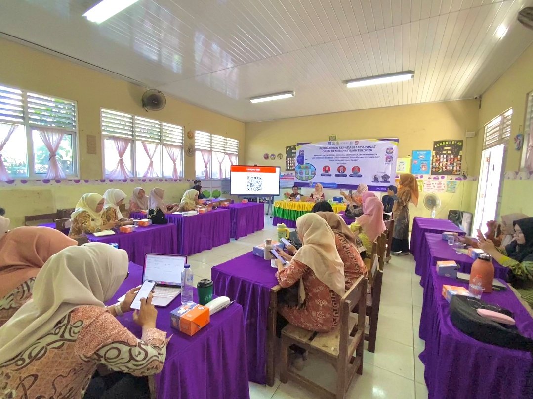 Guru melakukan uji coba aplikasi SIMECA melalui perangkat seluler