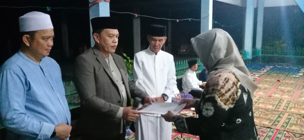Malam Takziah, Bupati Lebong Serahkan Langsung Akta Kematian H. Syahili Sibarani