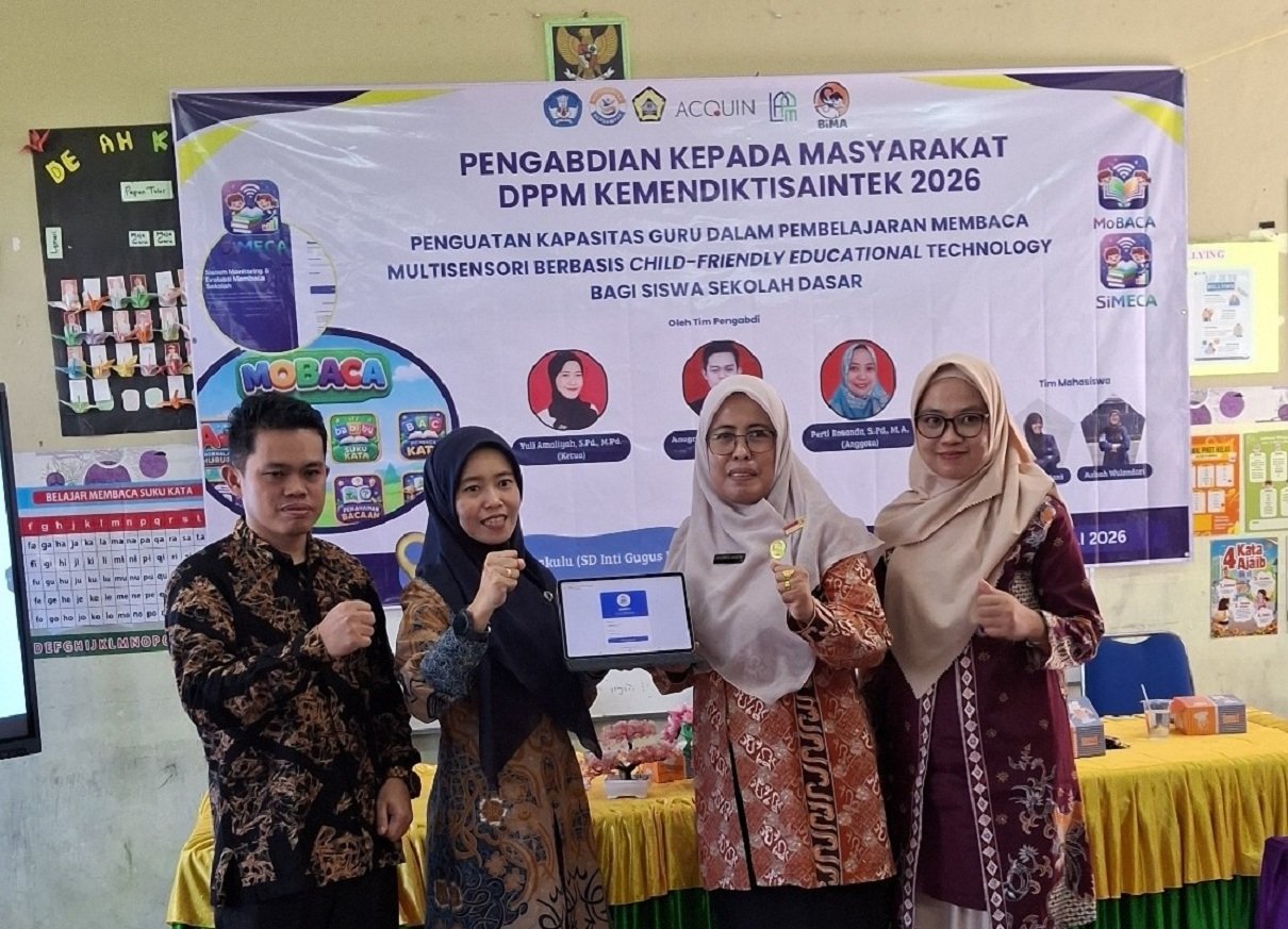 Ketua dan Anggota Tim Dosen menyerahkan aplikasi secara simbolik kepada Ketua Gugus 3