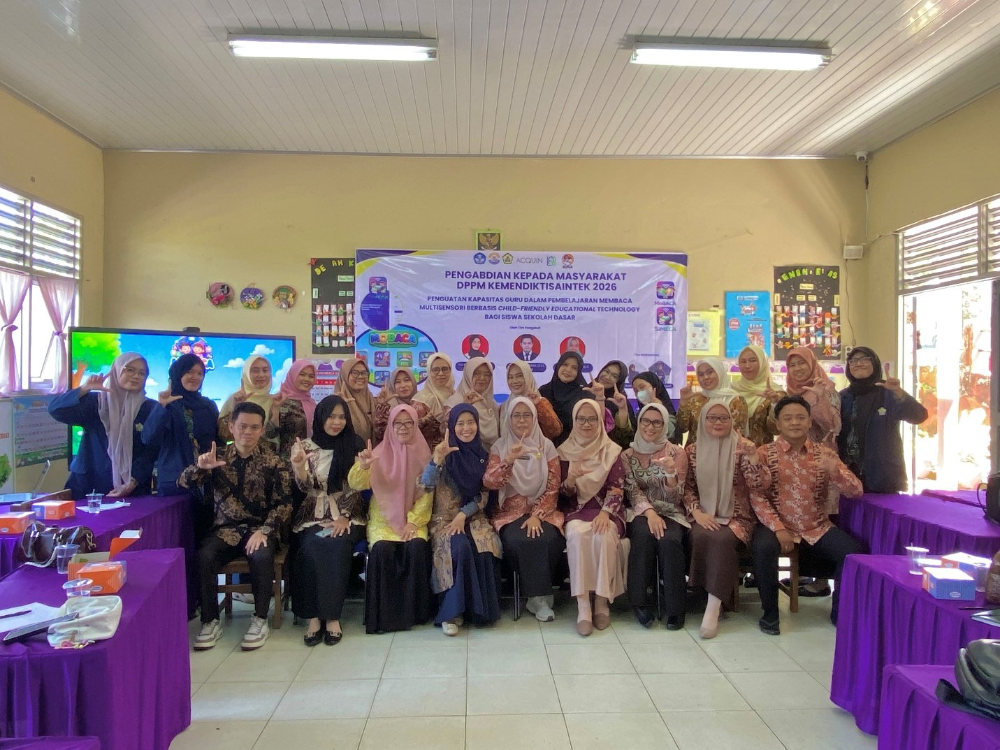 Tim pengabdian dan sebagian peserta pelatihan