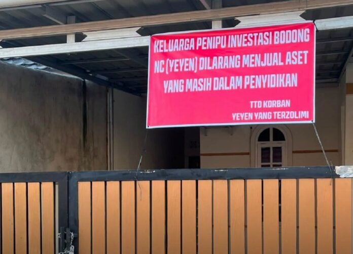 Usai Video Pemindahan Barang Viral, Rumah Tersangka Dugaan Investasi Bodong Dipasangi Spanduk Larangan Jual Aset Usai Video Pemindahan Barang Viral, Rumah Tersangka Dugaan Investasi Bodong Dipasangi Spanduk Larangan Jual Aset