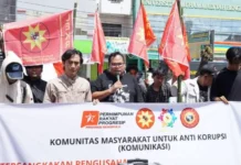 Kejati Diminta Periksa JPU Kejari Seluma Terkait Dugaan Permintaan Uang Transport Presiden KOMUNIKASI, Deno Andeska Marlandone (berkacamata memegang microphone) saat Aksi Demonstrasi beberapa waktu lalu. Rejangtoday/PMS20 dok
