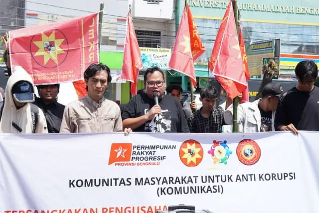 Presiden KOMUNIKASI, Deno Andeska Marlandone (berkacamata memegang microphone) saat Aksi Demonstrasi beberapa waktu lalu. Rejangtoday/PMS20 dok Presiden KOMUNIKASI, Deno Andeska Marlandone (berkacamata memegang microphone) saat Aksi Demonstrasi beberapa waktu lalu. Rejangtoday/PMS20 dok