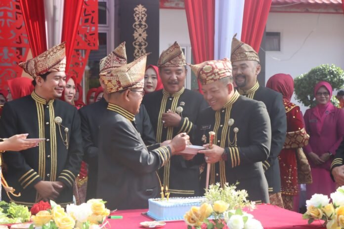 Kapolres Bengkulu Utara Ikut Meriahkan HUT ke-67, Perkuat Sinergi untuk Kemajuan Daerah Kapolres Bengkulu Utara Ikut Meriahkan HUT ke-67, Perkuat Sinergi untuk Kemajuan Daerah