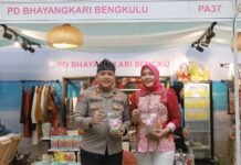 Kapolres dan Ketua Bhayangkari Bengkulu Utara Tinjau Bazar Nusantara 2026 Kapolres dan Ketua Bhayangkari Bengkulu Utara Tinjau Bazar Nusantara 2026