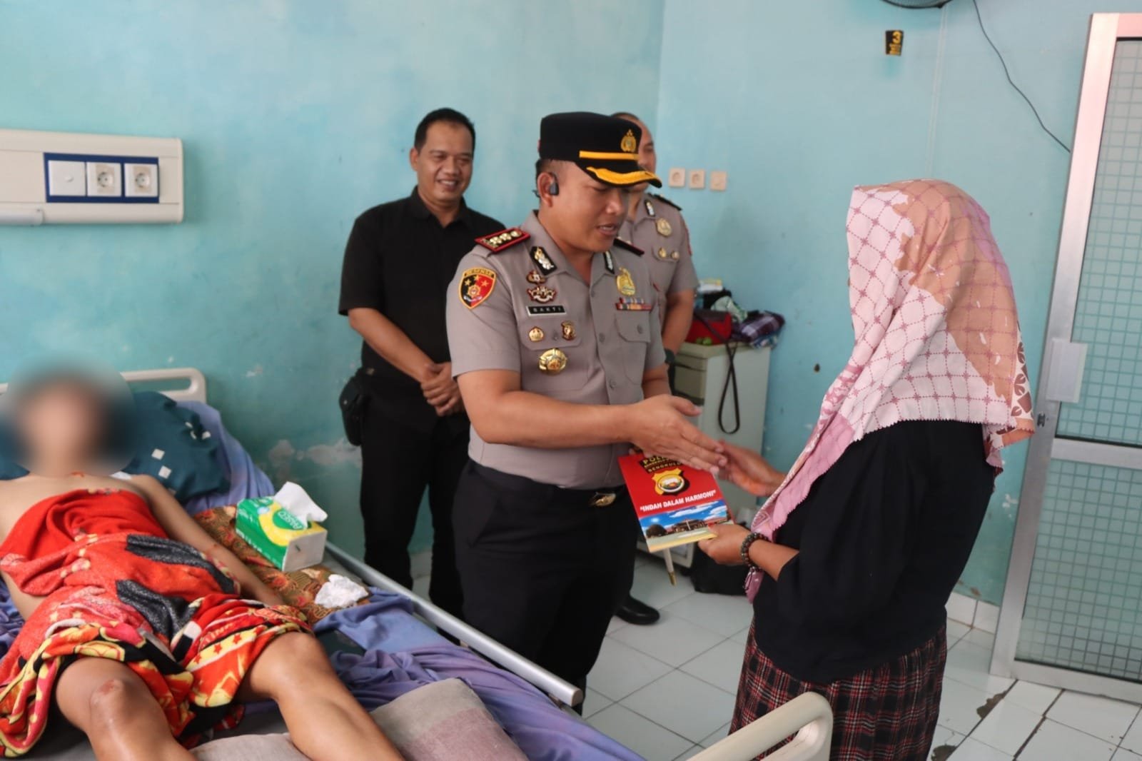 Pelajar Jadi Korban Penusukan, Kapolres Bakti Turun Besuk Kondisi Korban