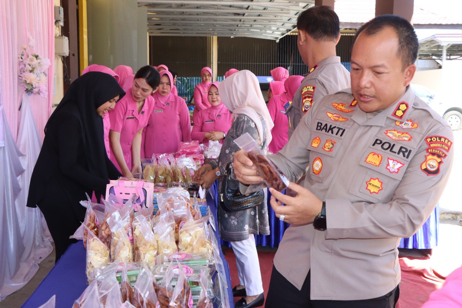 Dukung Ekonomi Kreatif, Kapolres Bengkulu Utara Borong Produk UMKM Bhayangkari