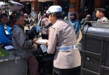 Polres Bengkulu Utara Gelar Jumat Berkah, Bagikan Makan Siang kepada Warga Polres Bengkulu Utara Gelar Jumat Berkah, Bagikan Makan Siang kepada Warga