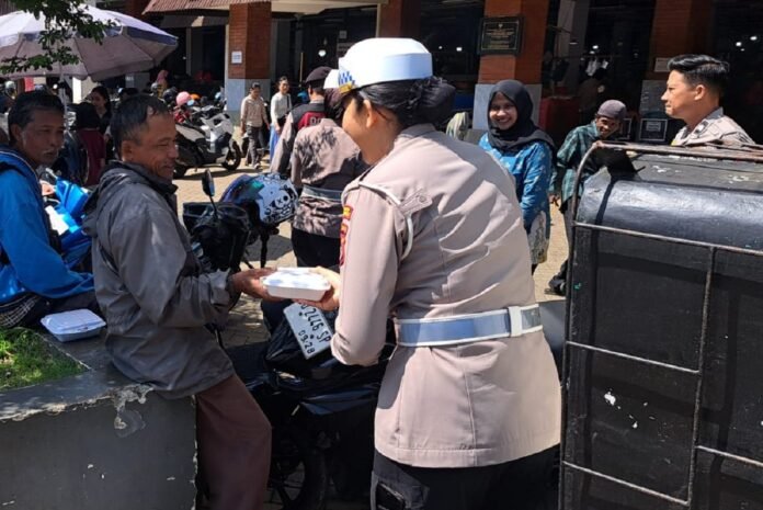 Polres Bengkulu Utara Gelar Jumat Berkah, Bagikan Makan Siang kepada Warga