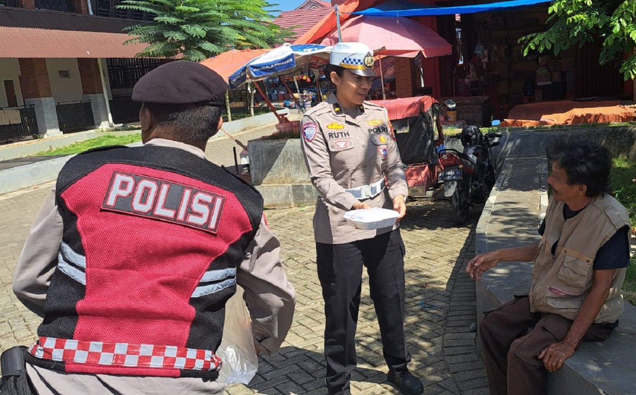 Polres Bengkulu Utara Gelar Jumat Berkah, Bagikan Makan Siang kepada Warga