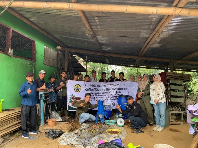 Foto Bersama antara Tim Pengabdian Kepada Masyarakat dan Peserta Pasca Proses Pelatihan Usai Dilaksanakan. Rejangtoday/PMS20 dok. Foto Bersama antara Tim Pengabdian Kepada Masyarakat dan Peserta Pasca Proses Pelatihan Usai Dilaksanakan. Rejangtoday/PMS20 dok.