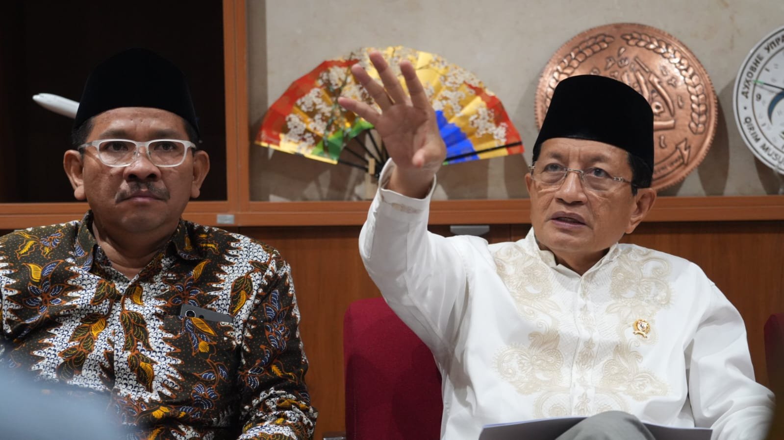 Menag Nasaruddin Umar menerima laporan persiapan Doa dan Zikir Kebangsaan dari Dirjen Bimas Islam Abu Rokhmad.