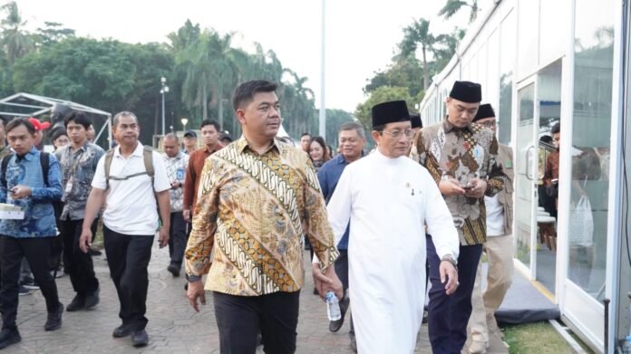Menag Nasaruddin Umar menerima laporan persiapan Doa dan Zikir Kebangsaan dari Dirjen Bimas Islam Abu Rokhmad.