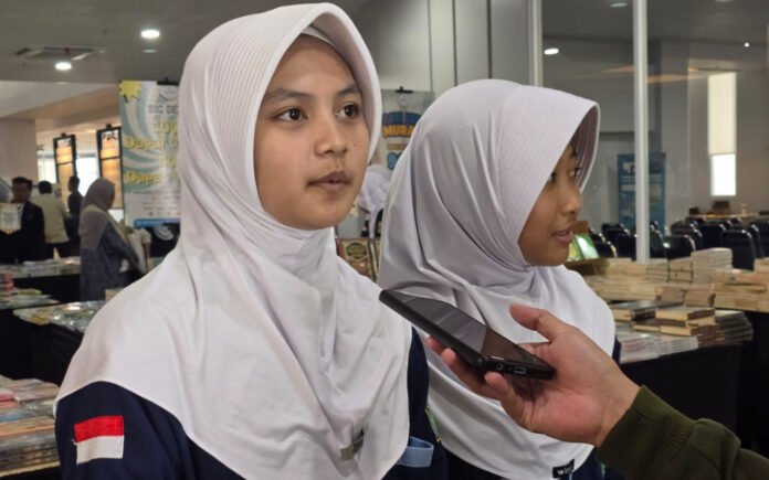 Kesya Nadira dan Ratu, siswi MTsN 2 Bogor Kesya Nadira dan Ratu, siswi MTsN 2 Bogor