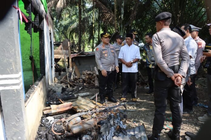 Kapolres Bengkulu Utara Sambangi Langsung Korban Kebakaran Maut di Desa Senali Kapolres Bengkulu Utara Sambangi Langsung Korban Kebakaran Maut di Desa Senali