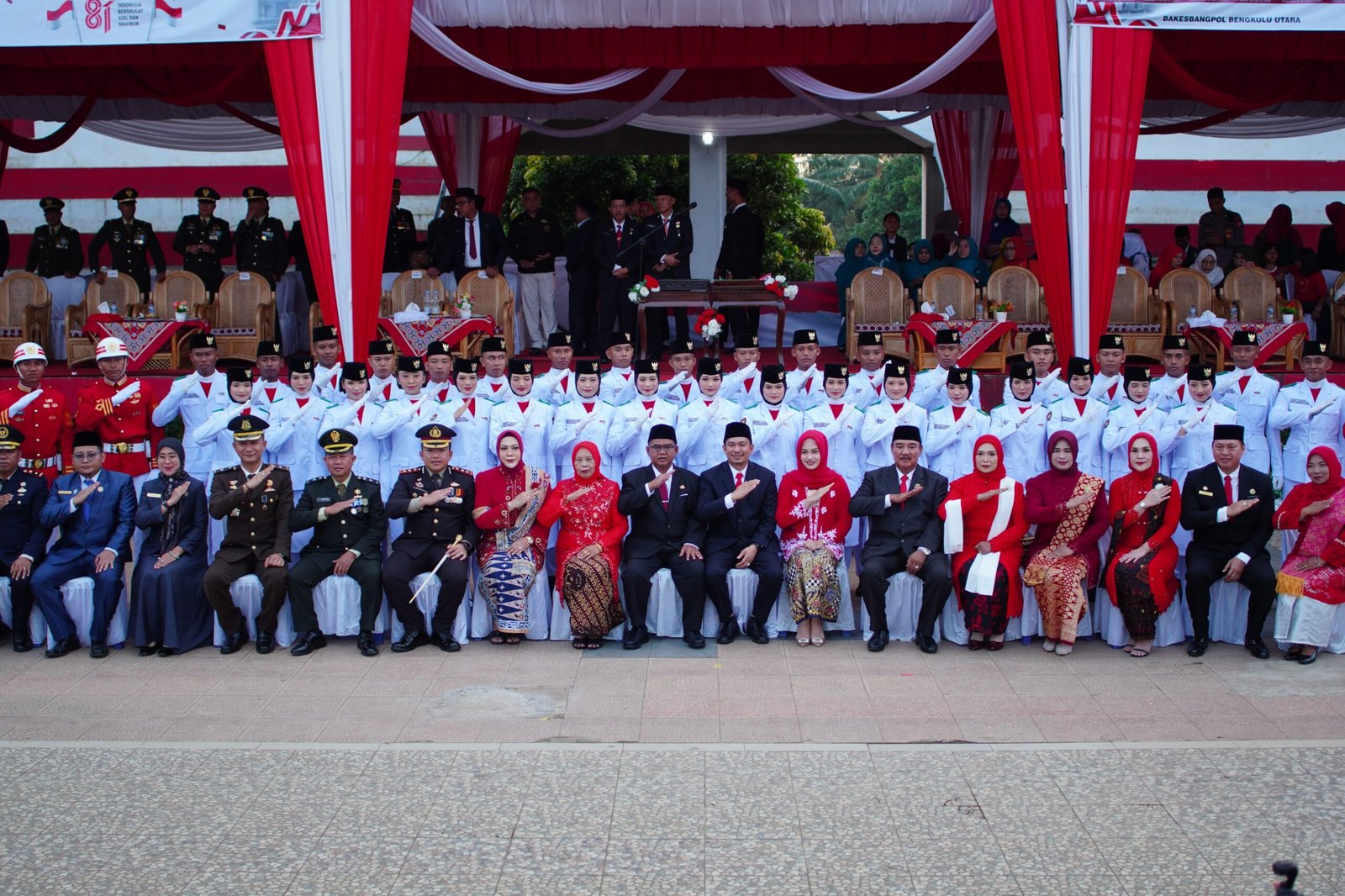 Kapolres Bengkulu Utara Pimpin Upacara Penurunan Bendera Merah Putih HUT RI ke-81