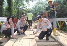 Kapolres Bengkulu Utara dan Warga Sinergi Bangun Desa Kapolres Bengkulu Utara dan Warga Bersinergi Bangun Desa