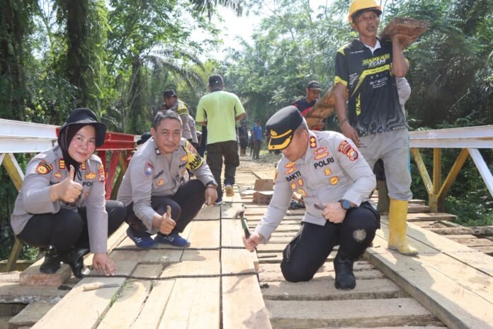 Kapolres Bengkulu Utara dan Warga Bersinergi Bangun Desa Kapolres Bengkulu Utara dan Warga Bersinergi Bangun Desa