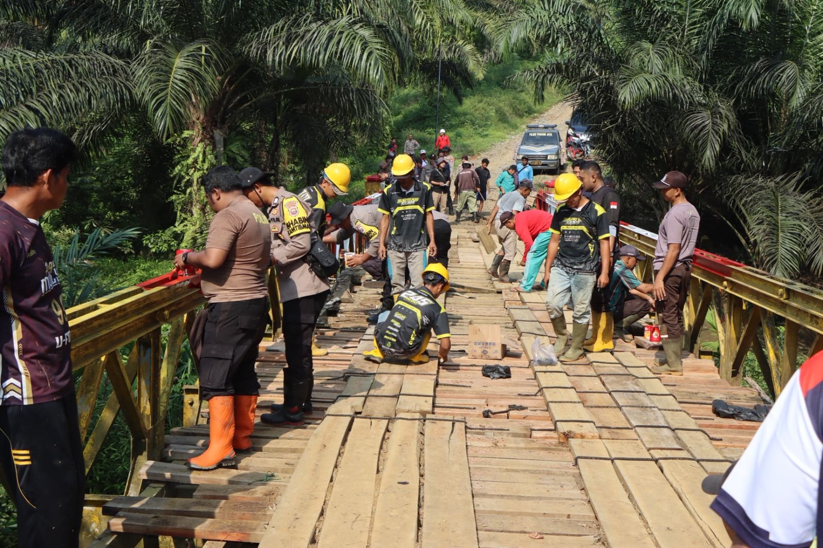 Kapolres Bengkulu Utara dan Warga Bersinergi Bangun Desa