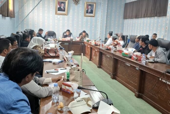 DPRD Lebong Desak PLN Hentikan Pemutusan Listrik Sepihak, Eks Petugas Diminta Diproses Hukum DPRD Lebong Desak PLN Hentikan Pemutusan Listrik Sepihak, Eks Petugas Diminta Diproses Hukum