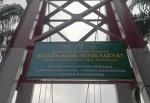Babinsa Ketahun Pasang Spanduk Imbauan Keselamatan di Jembatan Perintis Garuda Babinsa Ketahun Pasang Spanduk Imbauan Keselamatan di Jembatan Perintis Garuda