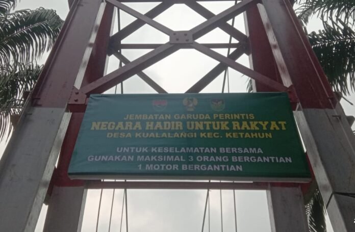 Babinsa Ketahun Pasang Spanduk Imbauan Keselamatan di Jembatan Perintis Garuda