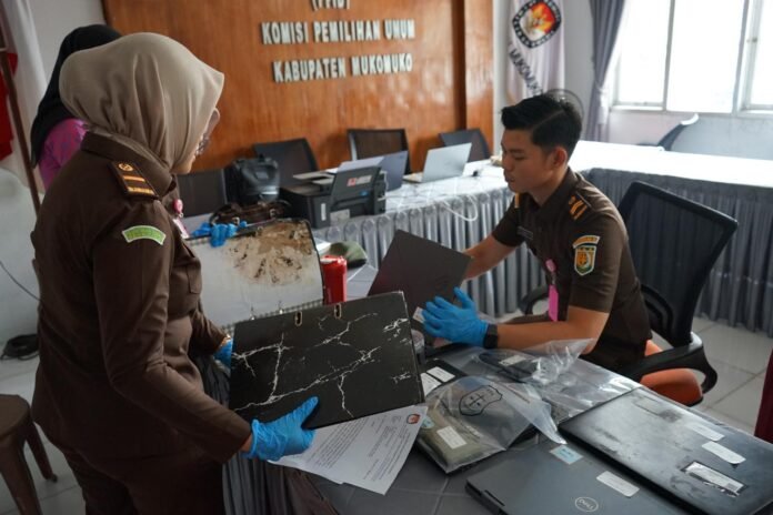 Usut Dugaan Korupsi Dana Hibah Pilkada 2024, Kejari Mukomuko Geledah Kantor KPU Usut Dugaan Korupsi Dana Hibah Pilkada 2024, Kejari Mukomuko Geledah Kantor KPU